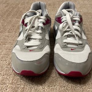 Woman’s Nike air max correlate